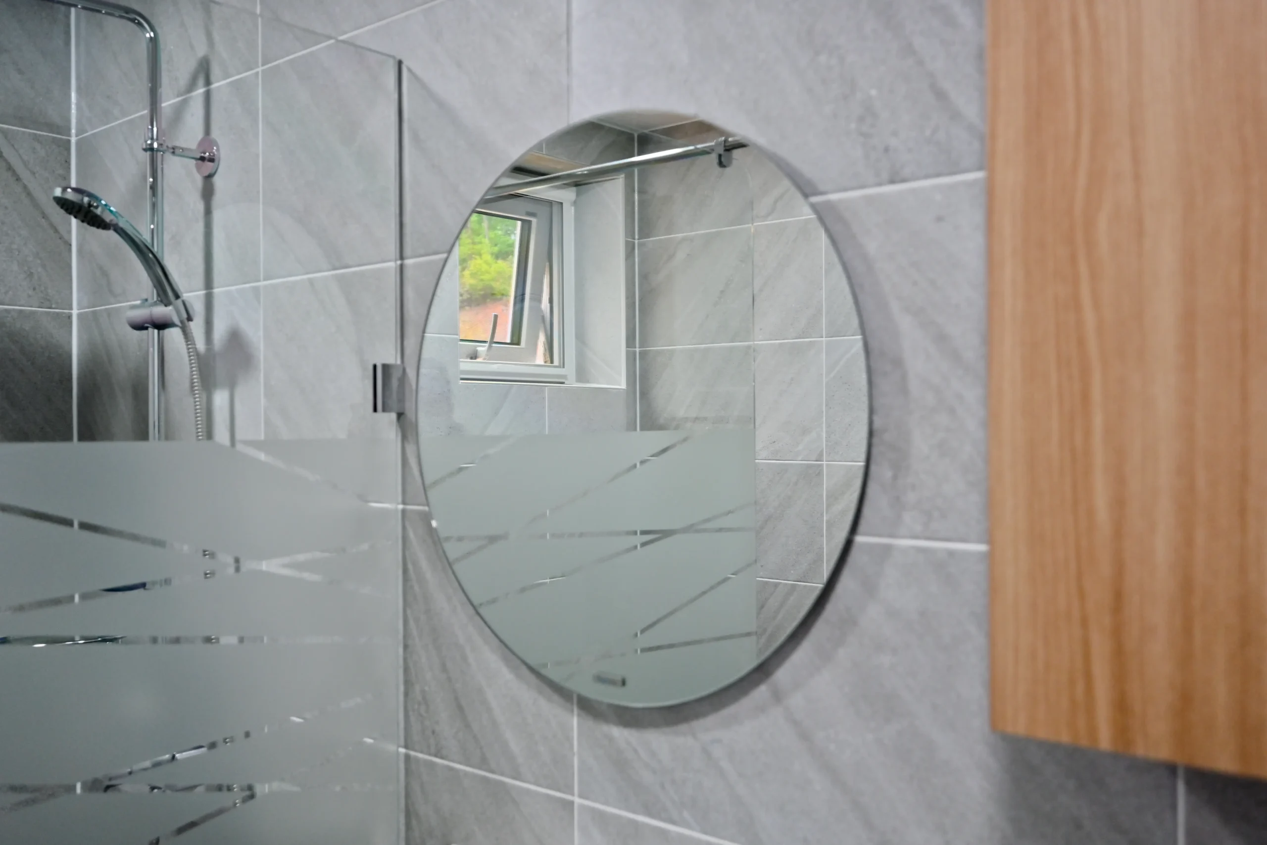 شركات متخصصة في تركيب المرايا والزجاج للمنازل والمكاتب: 0599808883