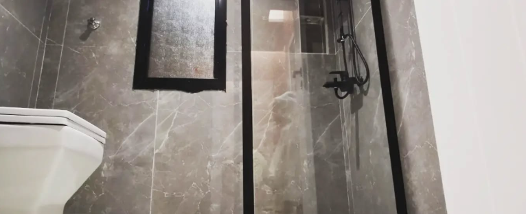 فواصل زجاجية أنيقة للحمامات والمكاتب في جدة: 0599808883