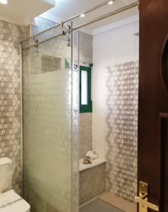 أفضل شركة زجاج سيكوريت ومرايا وأبواب ودرابزين زجاج في السعودية: 0599808883