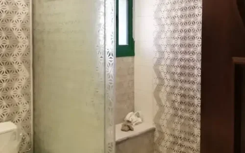 تصميم وتركيب فواصل زجاجية للحمامات في جدة بجودة عالية: 0599808883